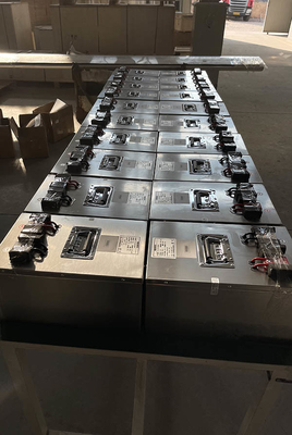 Batterie d'accumulateurs enfermante externe de lithium 48V 96V 100AH 150AH outre des systèmes de batterie au lithium de grille