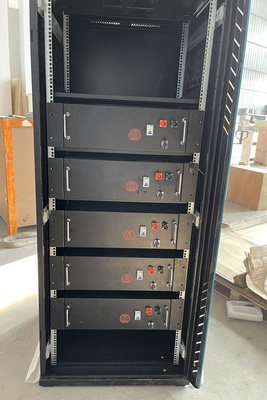 Batterie d'accumulateurs enfermante externe de lithium 48V 96V 100AH 150AH outre des systèmes de batterie au lithium de grille